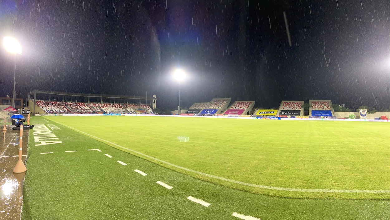 Llovizna en el estadio 'Romelio Martínez' en la antesala del partido.