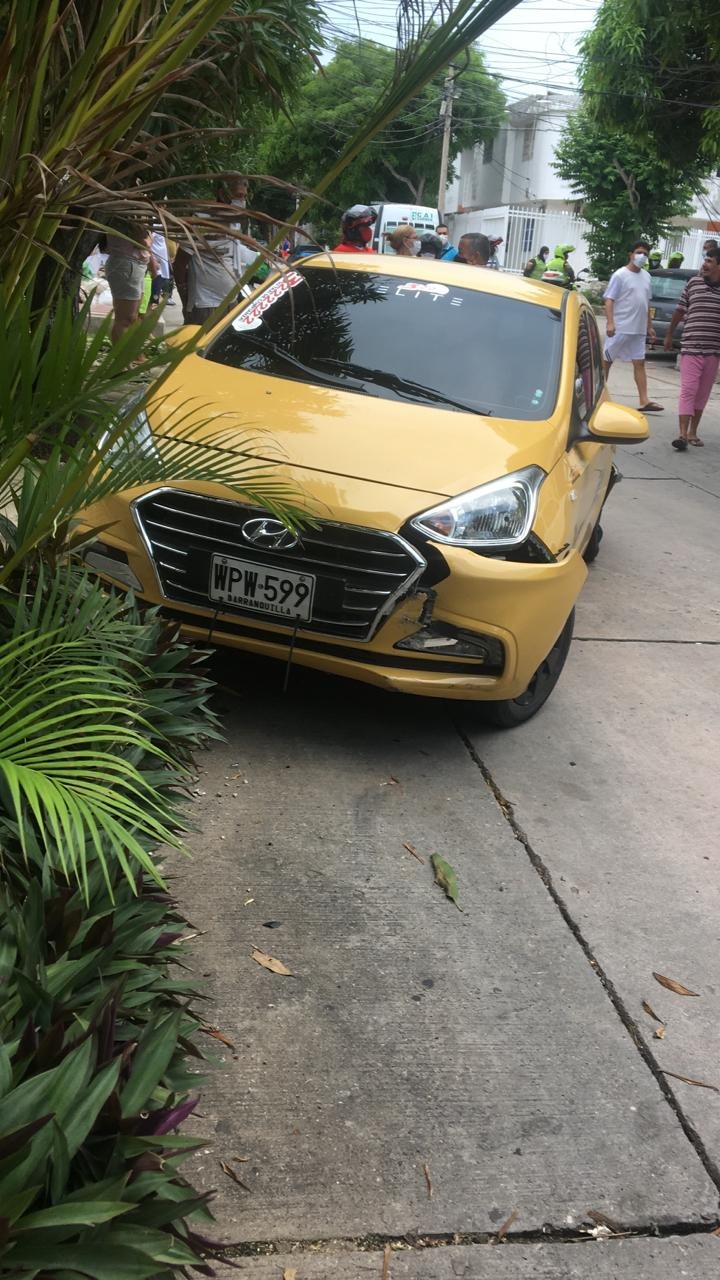 Así quedó el taxi donde se movilizaban los presuntos ladrones tras chocarse. 