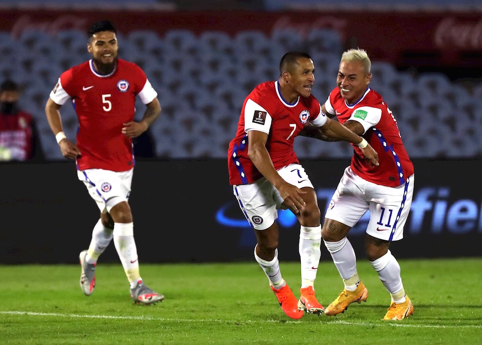 Alexis Sánchez celebrando el 1-1 con Paulo Díaz y Eduardo Vargas.