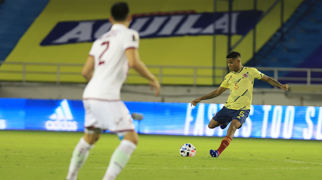 Wilmar Barrios marcó la mitad del campo. 