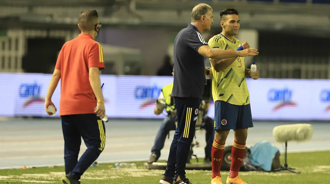 Carlos Queiroz conversa con Falcao García. 