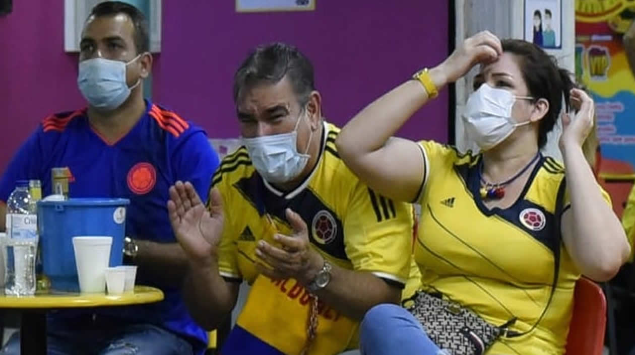 Observando el partido con protocolo