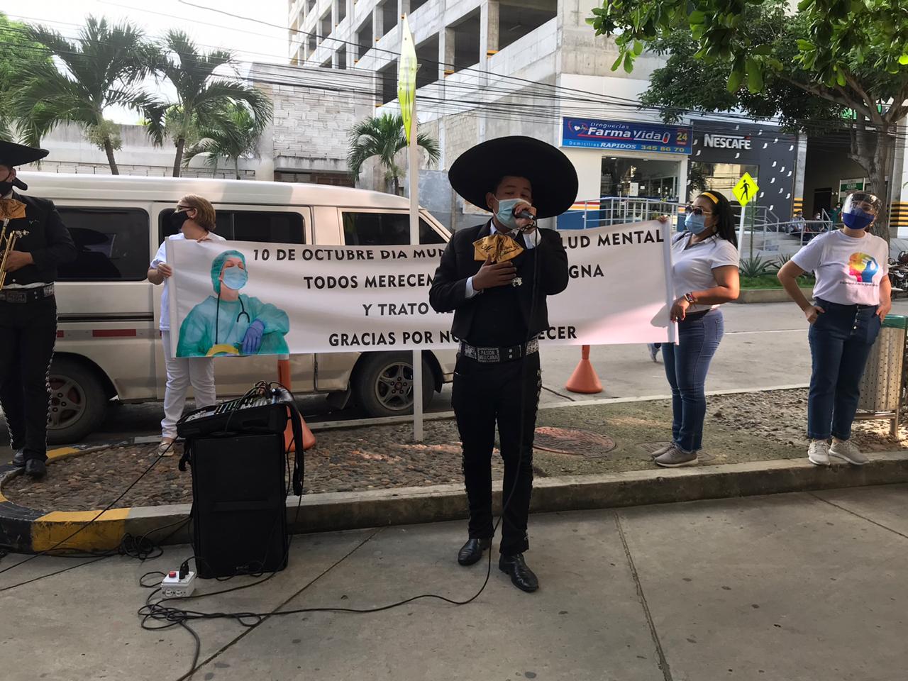 Un mariachi le cantó en la parte exterior a los médicos y enfermeras, que atienden en primera línea el Covid-19.