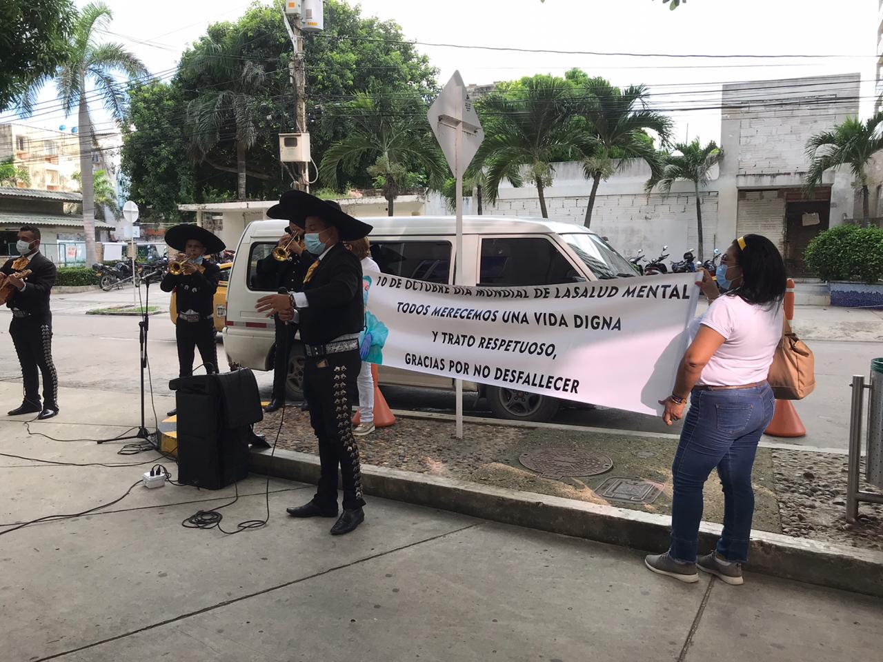 Con una serenata, una orientadora escolar agradeció al personal de la Clínica del Norte su labor durante la pandemia.