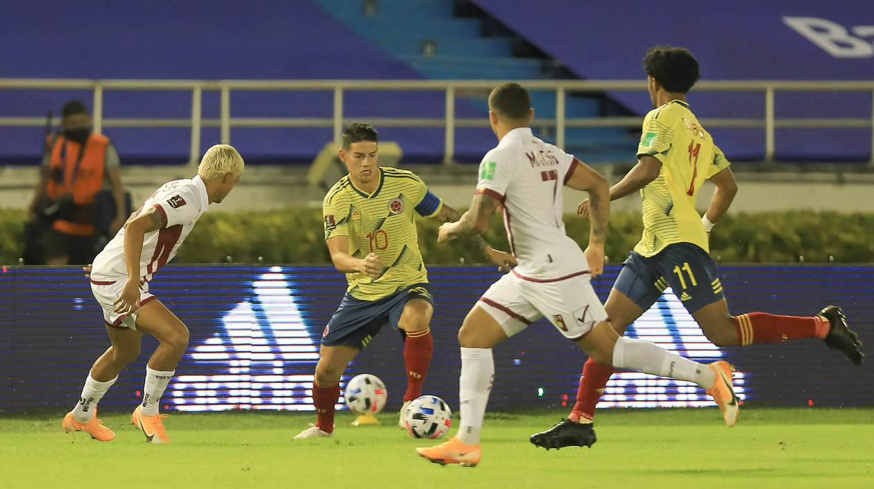 James Rodríguez manejó el partido. 