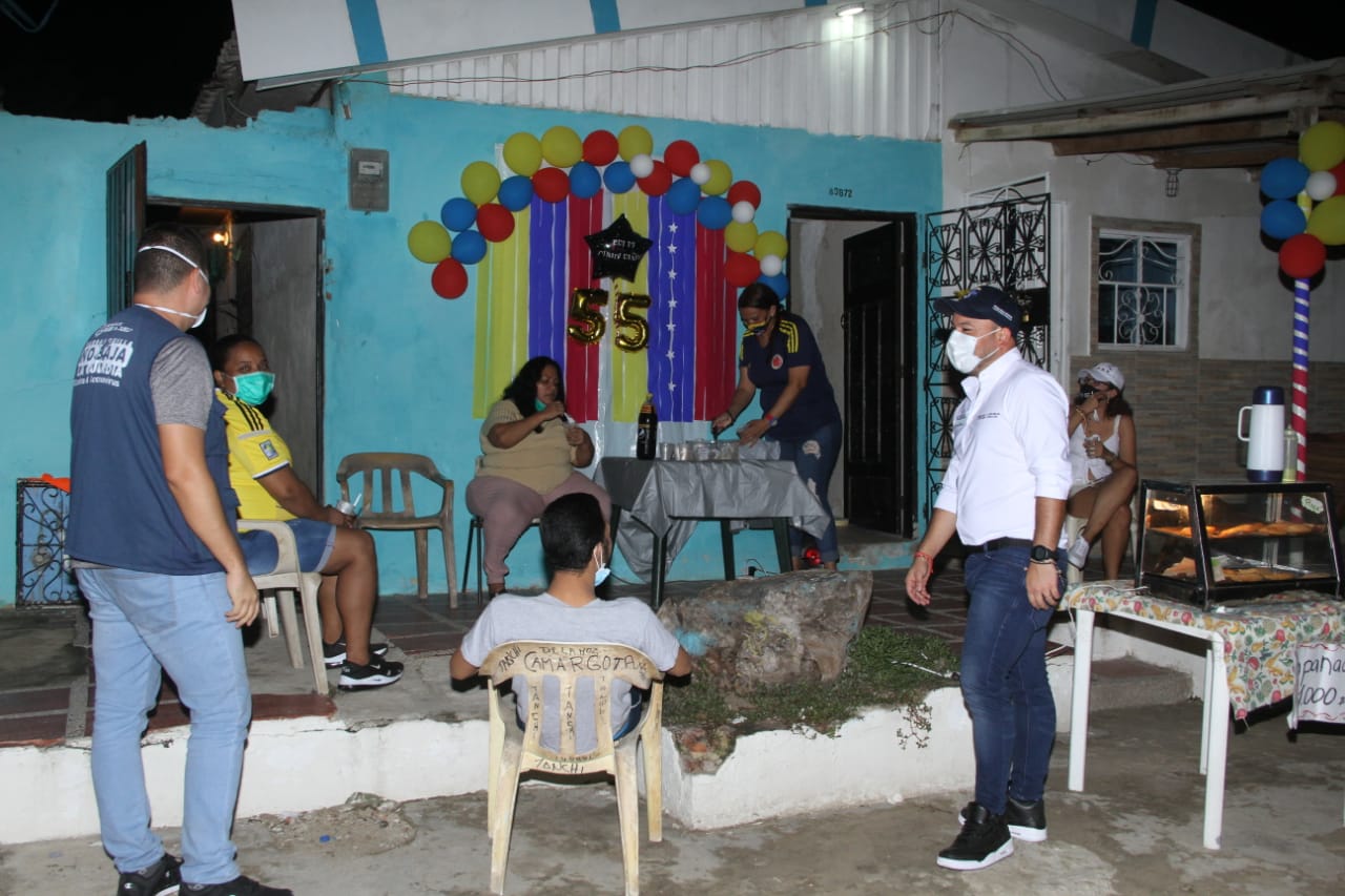 Alcaldía de Barranquilla. Fiesta de cumpleaños en la vía pública