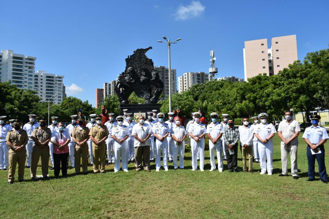 En el acto, presidido por el Director de la Escuela Naval de Suboficiales ARC "Barranquilla", Contralmirante León Ernesto Espinosa Torres, y que contó con la presencia de autoridades militares, además de algunos veteranos de guerra, se ofreció un minuto de silencio en honor a los héroes de las Fuerzas Militares caídos en el cumplimiento del deber y se colocó una ofrenda floral en el mencionado monumento.