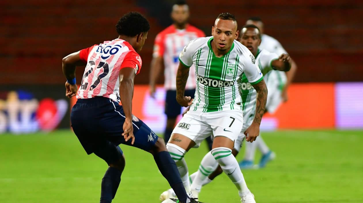 Jarlan Barrera ante la marca de Didier Moreno. 