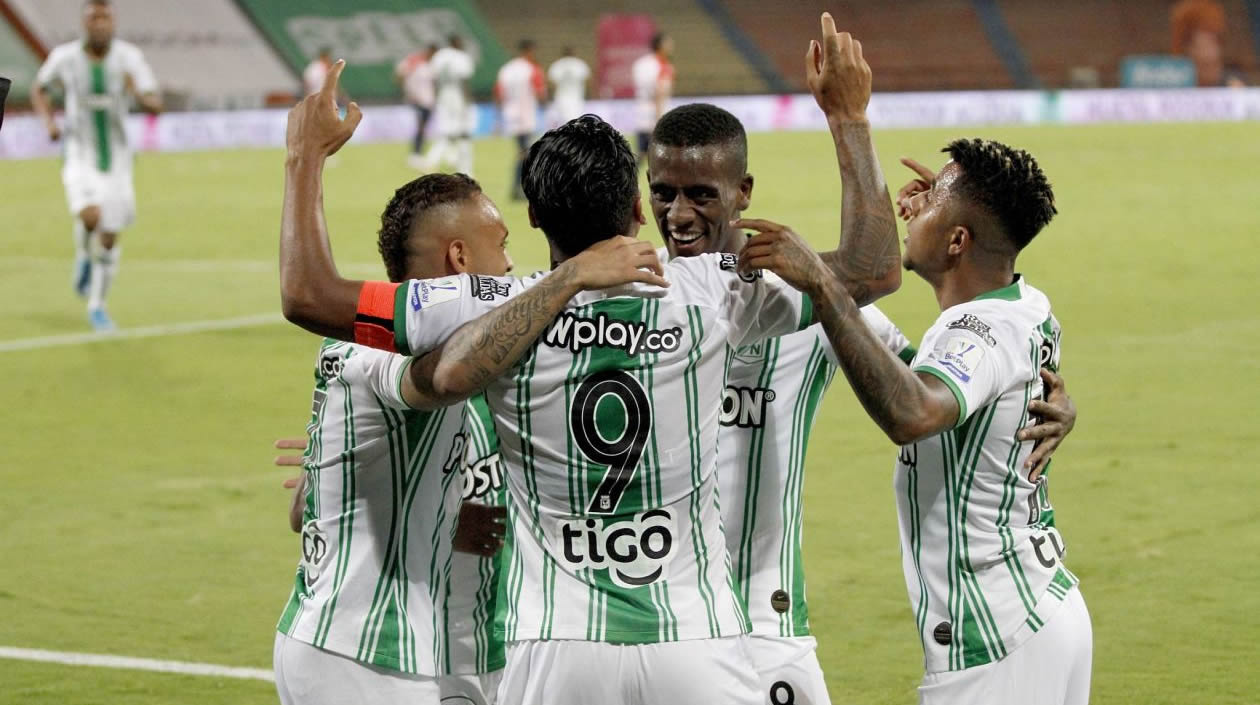 Jugadores de Nacional celebran el segundo tanto. 