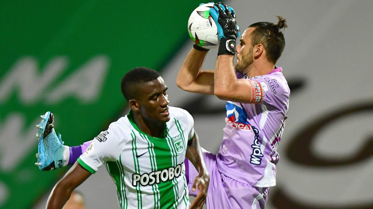 Sebastián Viera controla un balón.