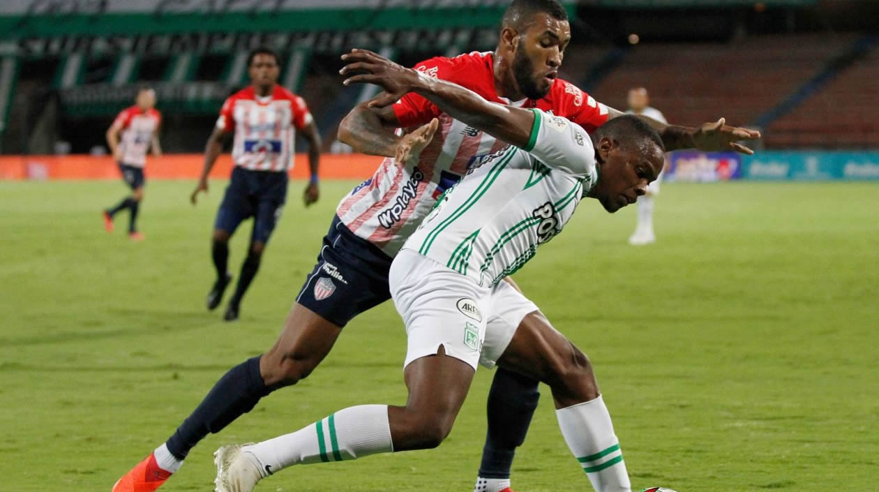 Freddy Hinestroza marca a un rival. 