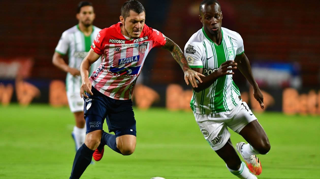 Leonardo Pico a la disputa del balón. 