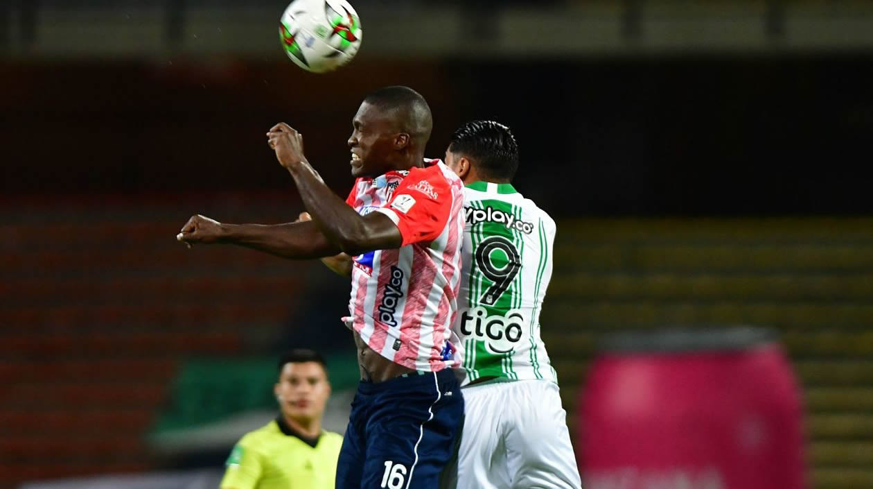 Germán Mera disputa un balón. 