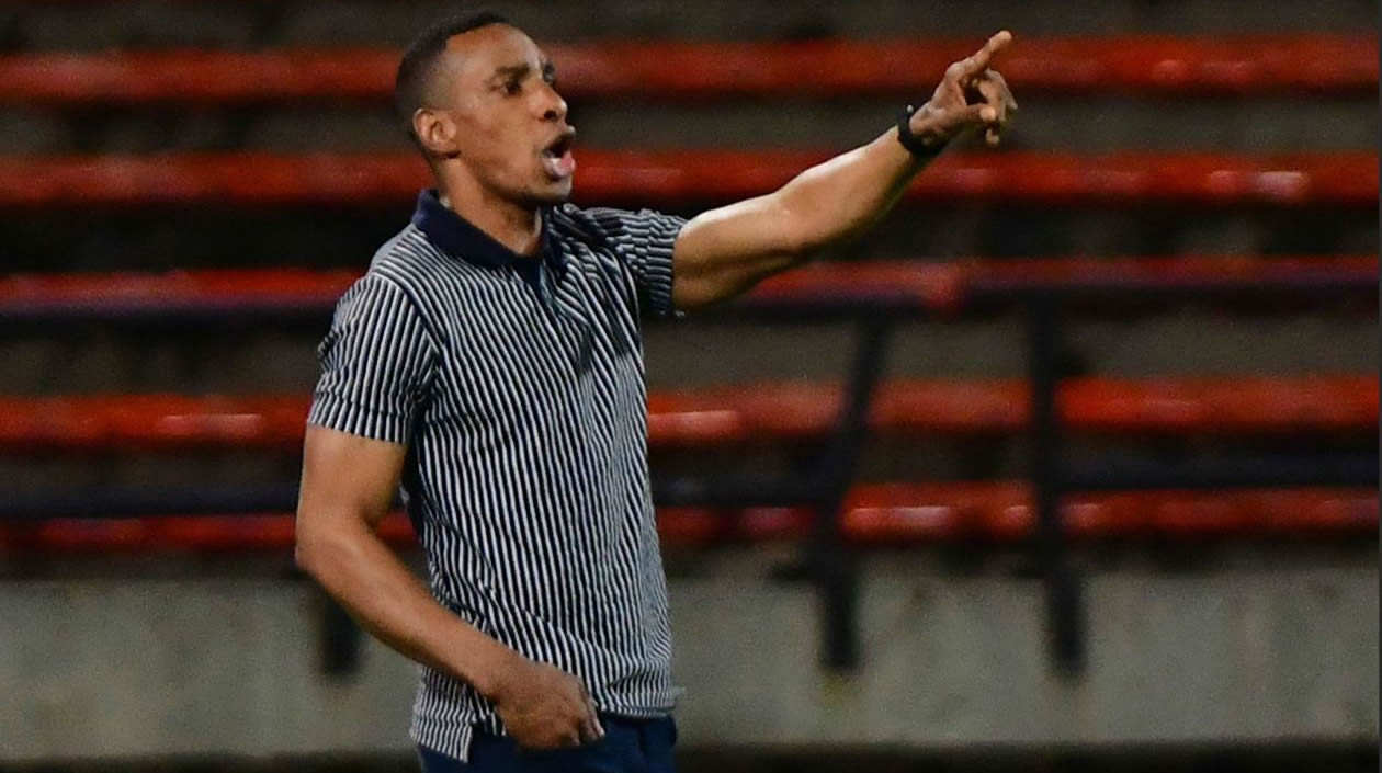 Luis Amaranto Perea entrega indicaciones. 