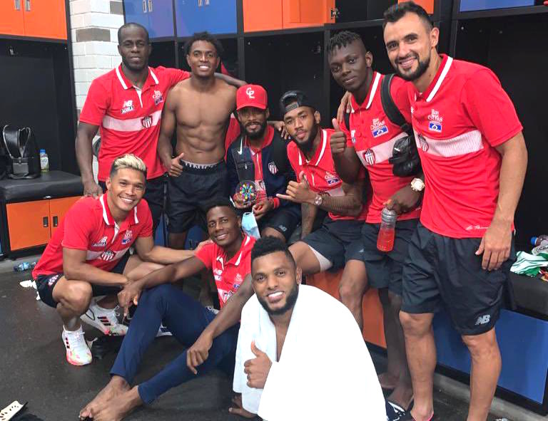 Jugadores del Junior celebrando el empate en el camerino.