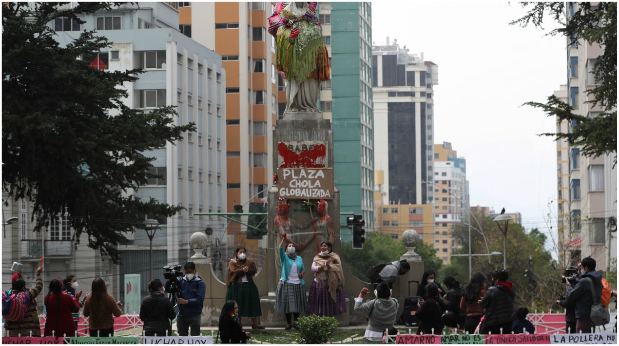 Varios carteles se ubicaron en el monumento y alrededor.  