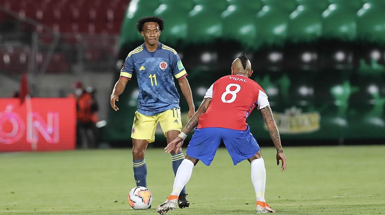 Juan Guillermo Cuadrado enfrentando la marca de Arturo Vidal.
