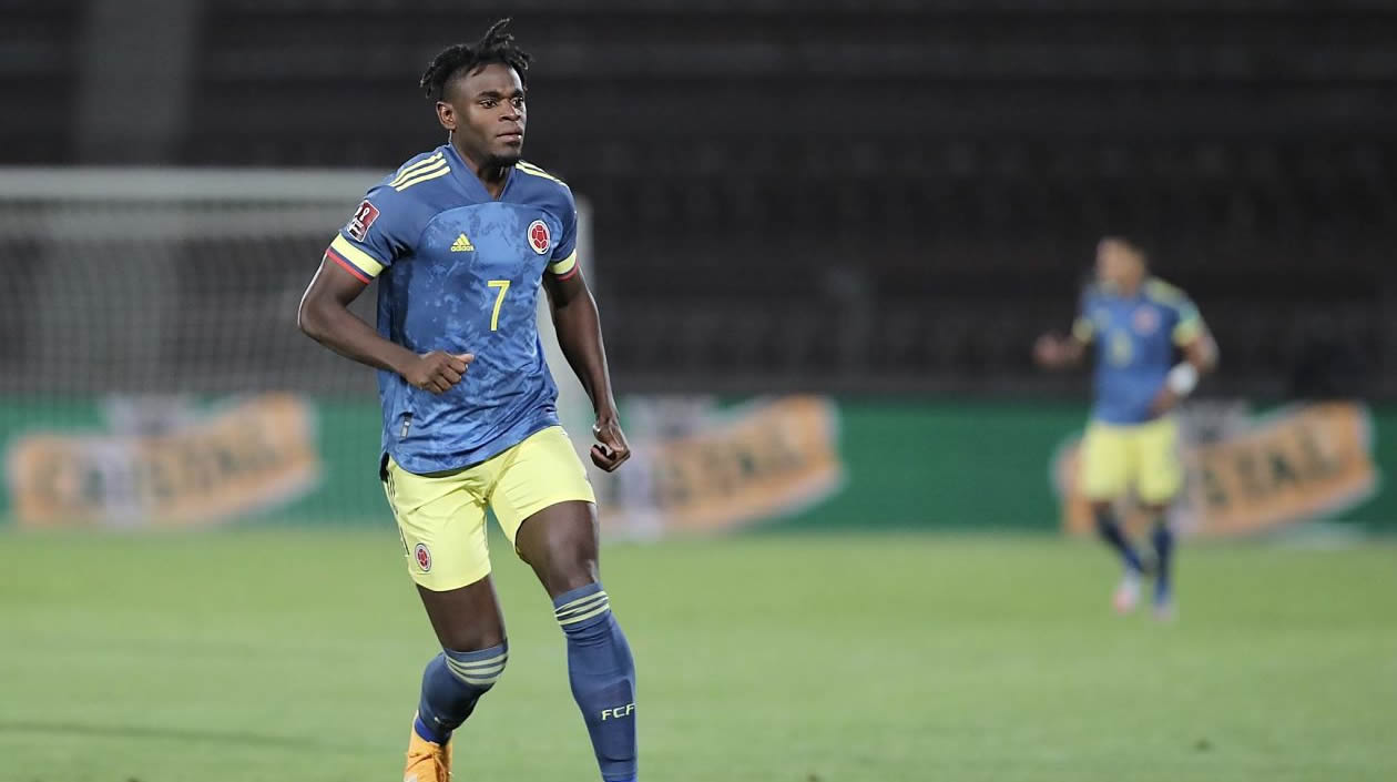 Duván Zapata 'pescando' en el área contraria.
