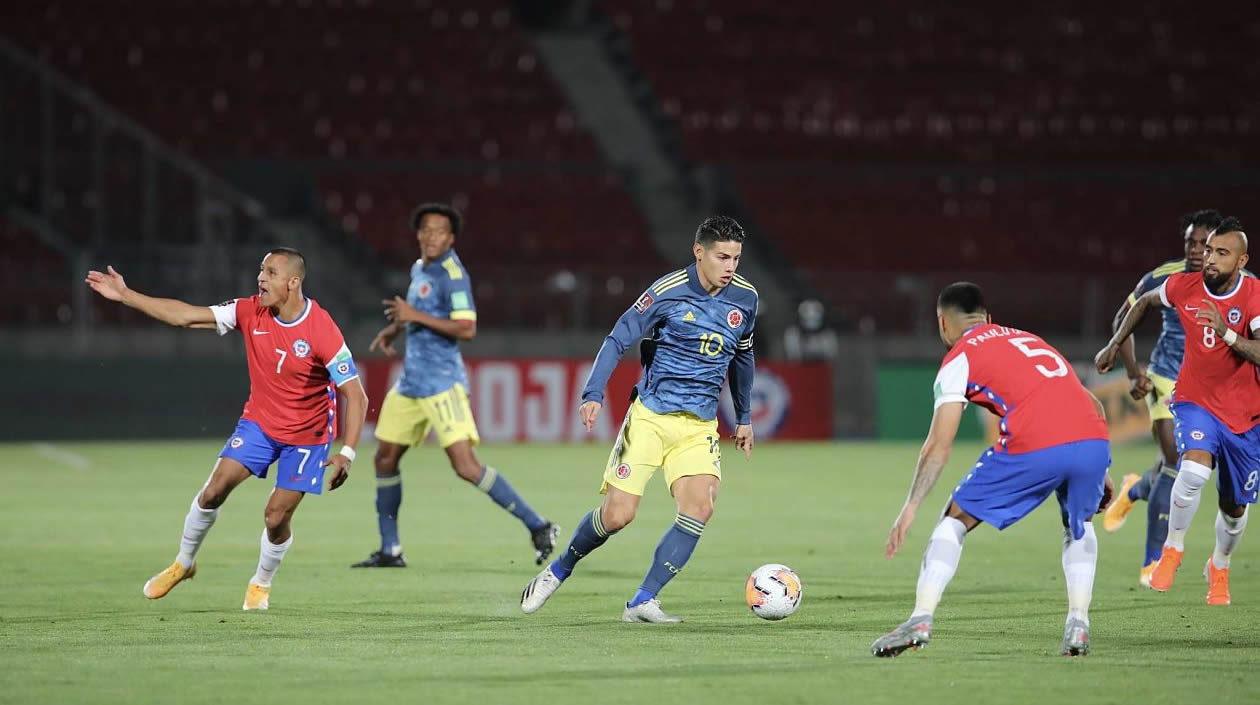 James Rodríguez intentando a la ofensiva ante la marca de Paulo Díaz.