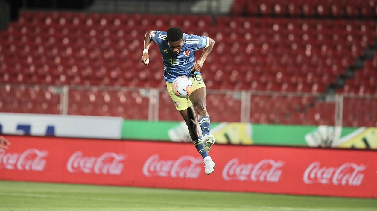Espectacular remate de Jefferson Lerma para anotar en el Estadio Nacional de Chile.