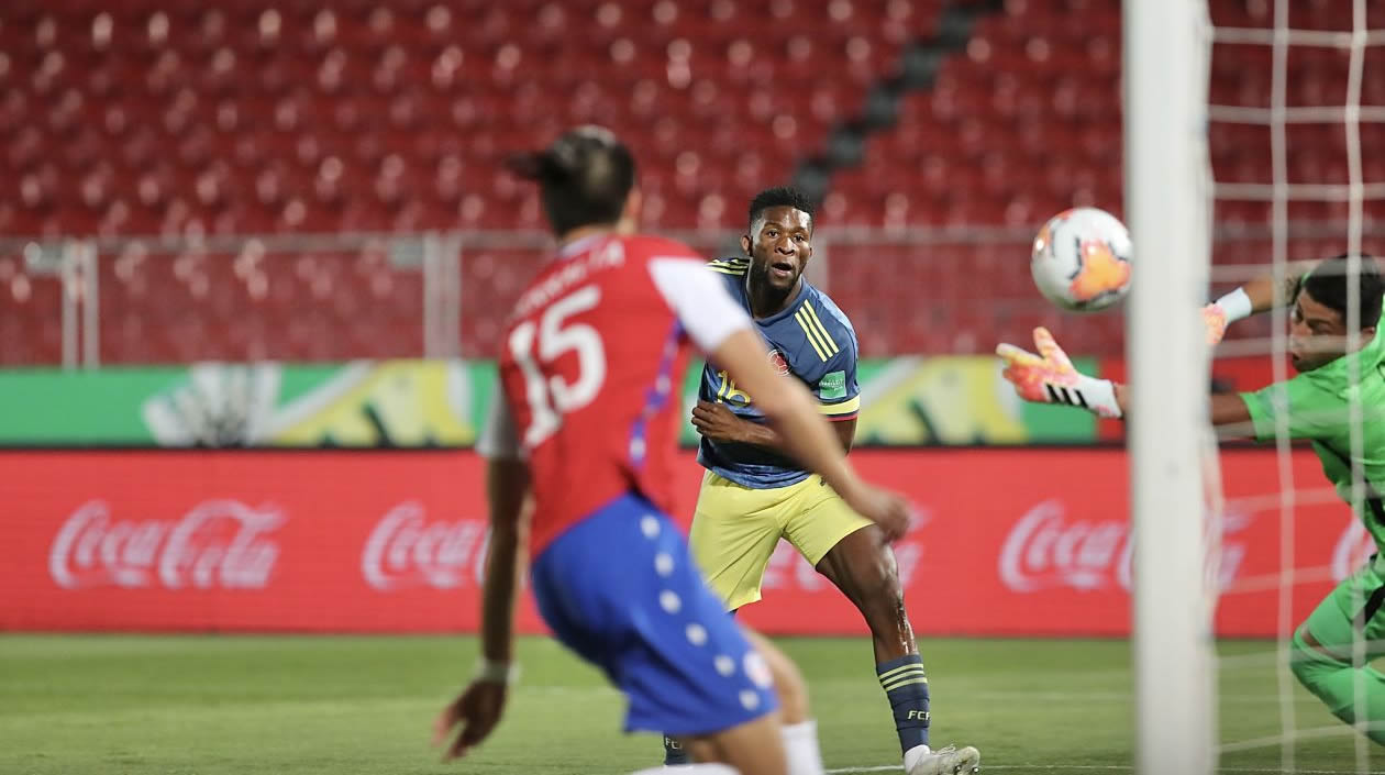 Brayan Cortés no puede contener el remate de cabeza de Jefferson Lerma para la apertura del marcador.