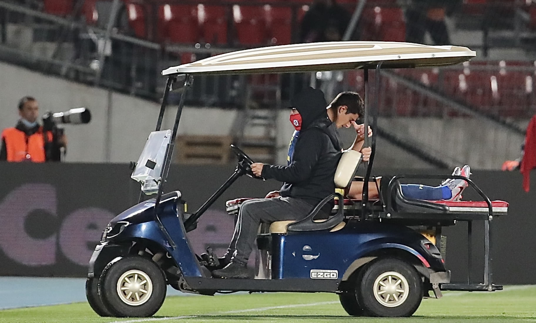 El lateral derecho Stefan Medina sale lesionado del campo.