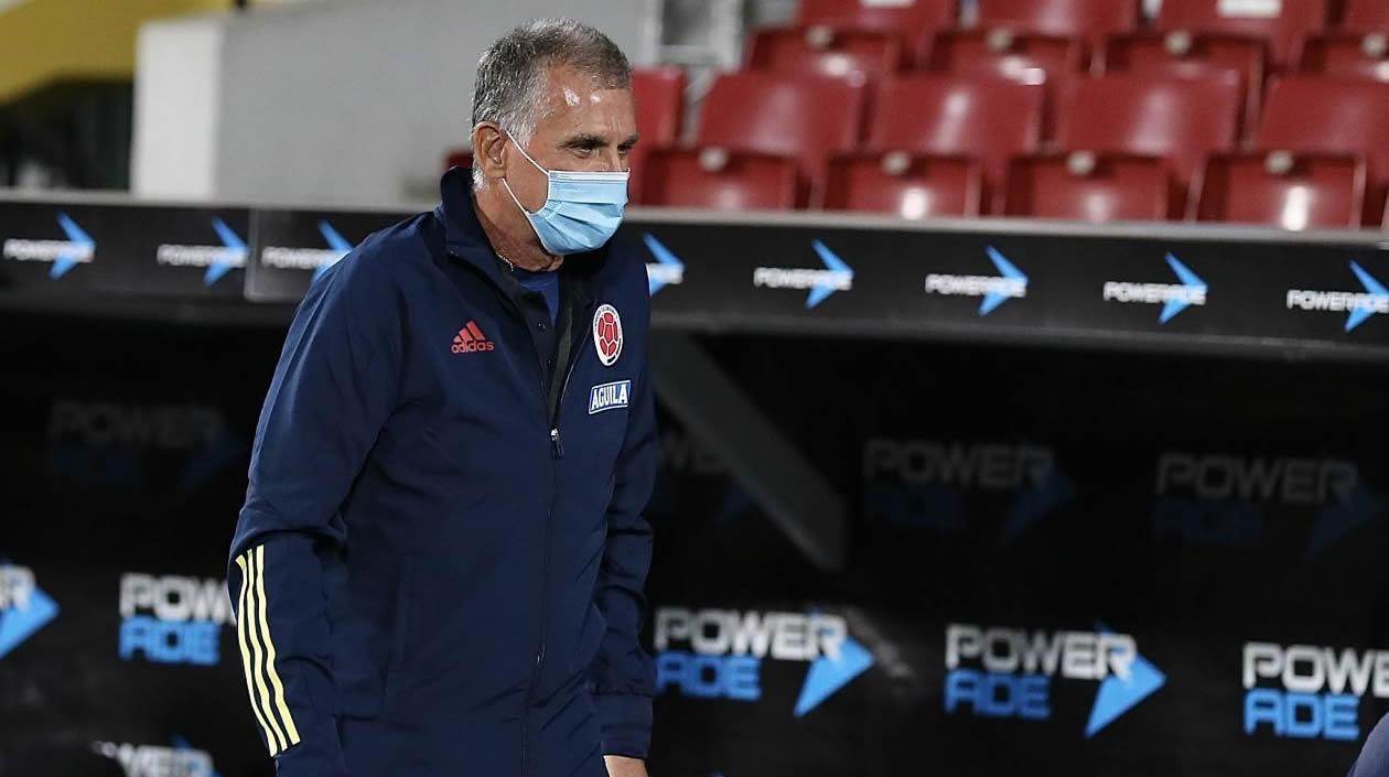 Carlos Queiroz, DT de Colombia, atento a las acciones.