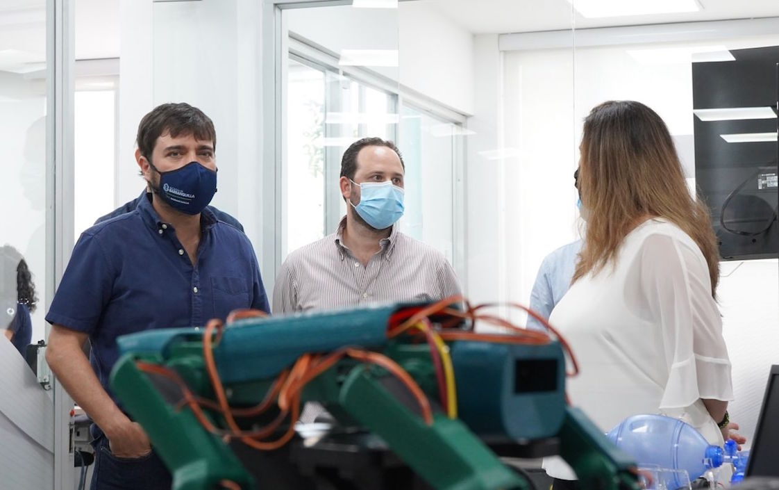 El Alcalde Jaime Pumarejo observando los trabajos realizados.