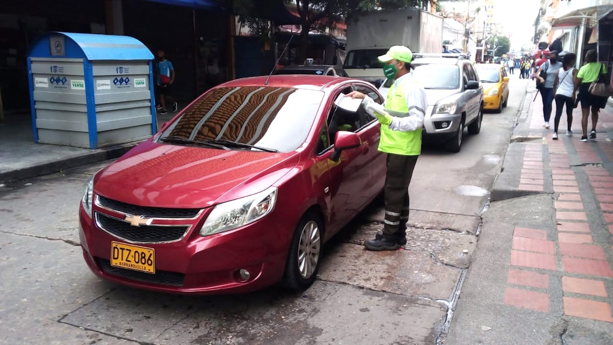 Orientador del Tránsito socializando el cambio.