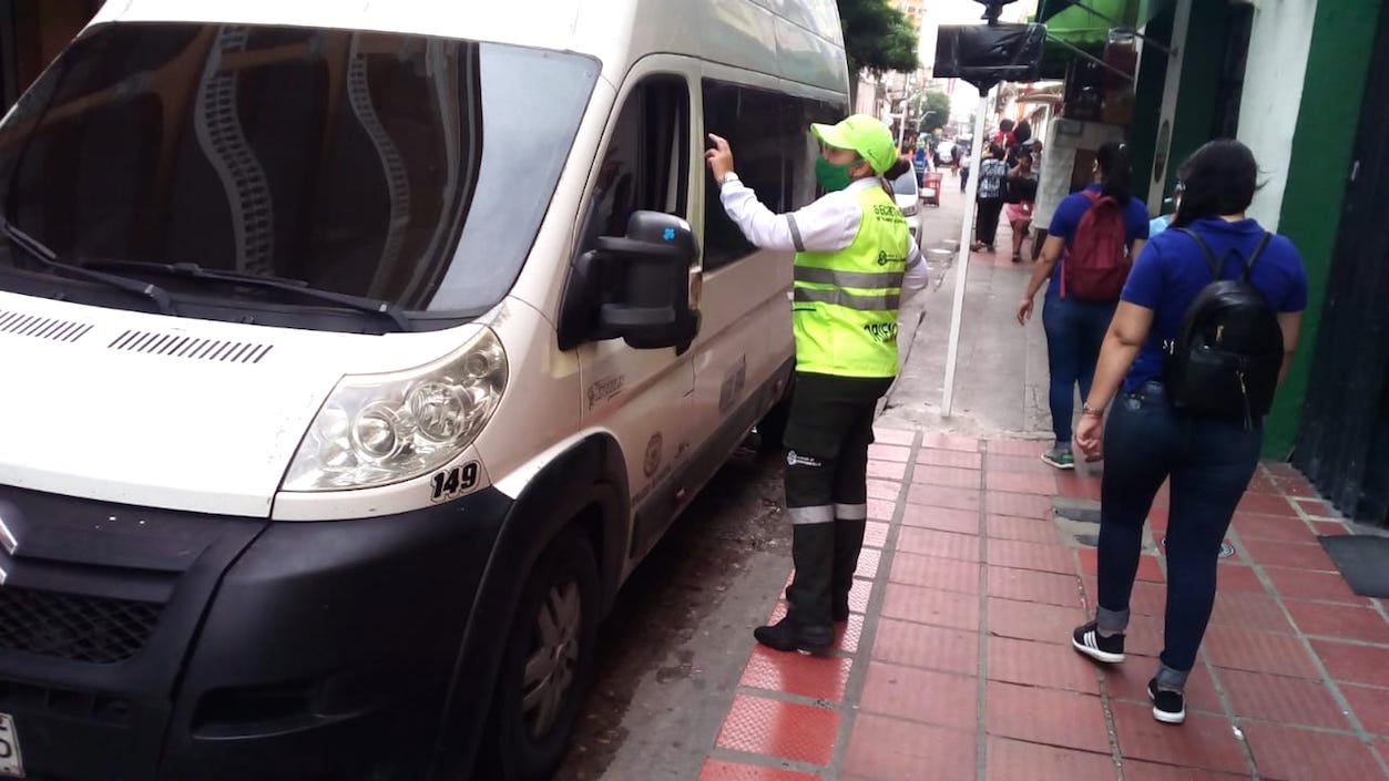 Orientadora del Tránsito socializando el cambio.