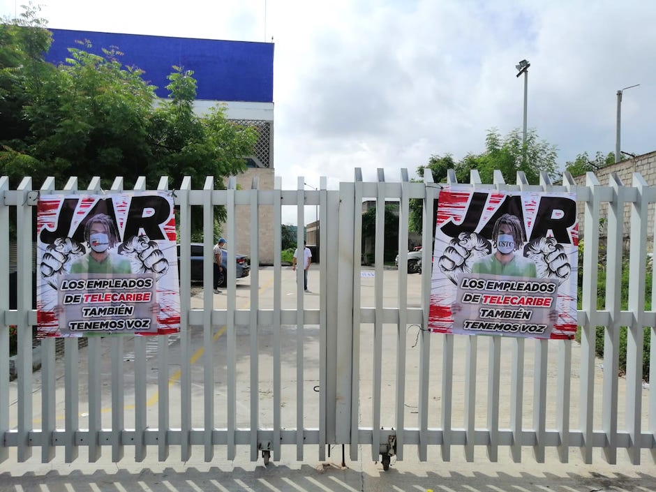 Pancartas de protesta en el Canal Telecaribe.