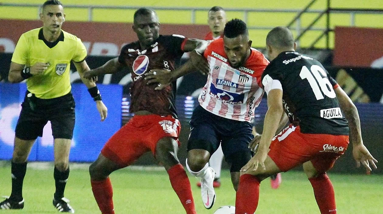Miguel Ángel Borja enfrentando la marca de Juan Segovia.