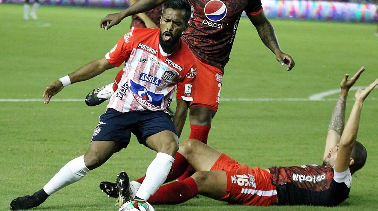 Luis 'Cariaco' González ante la marca de Juan Segovia.