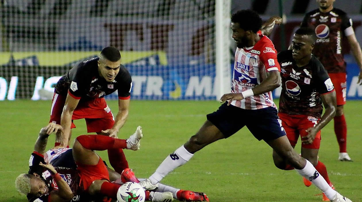 Didier Moreno controlando un ataque visitante.