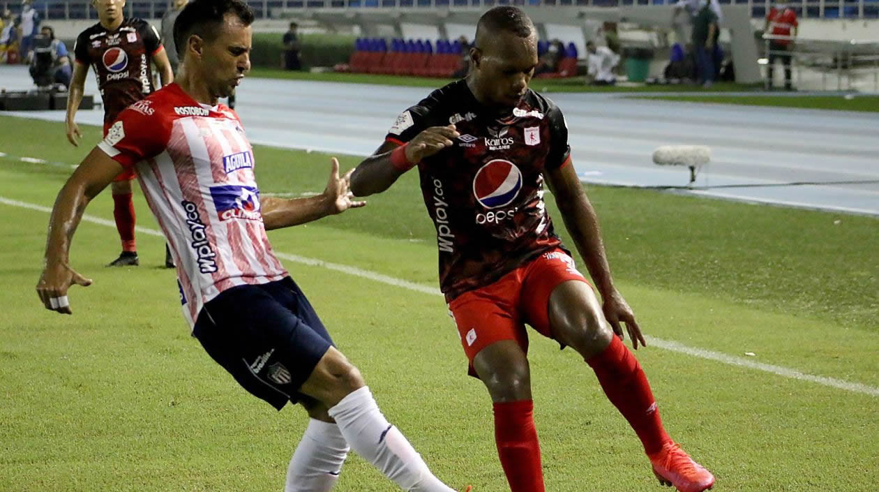Marlon Piedrahita controlando un avance americano.