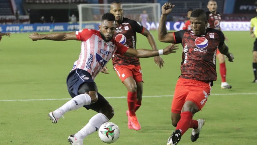 Miguel Ángel Borja disputando el balón con Marlon Torres.
