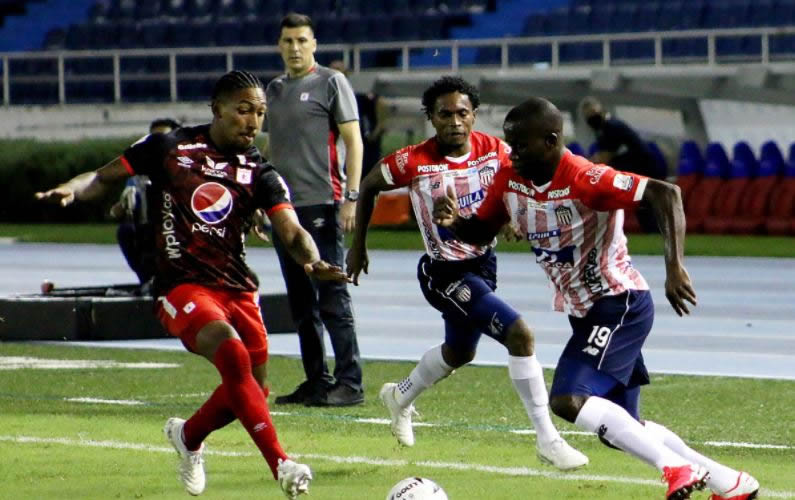 Carmelo Valencia también intentando en el ataque.
