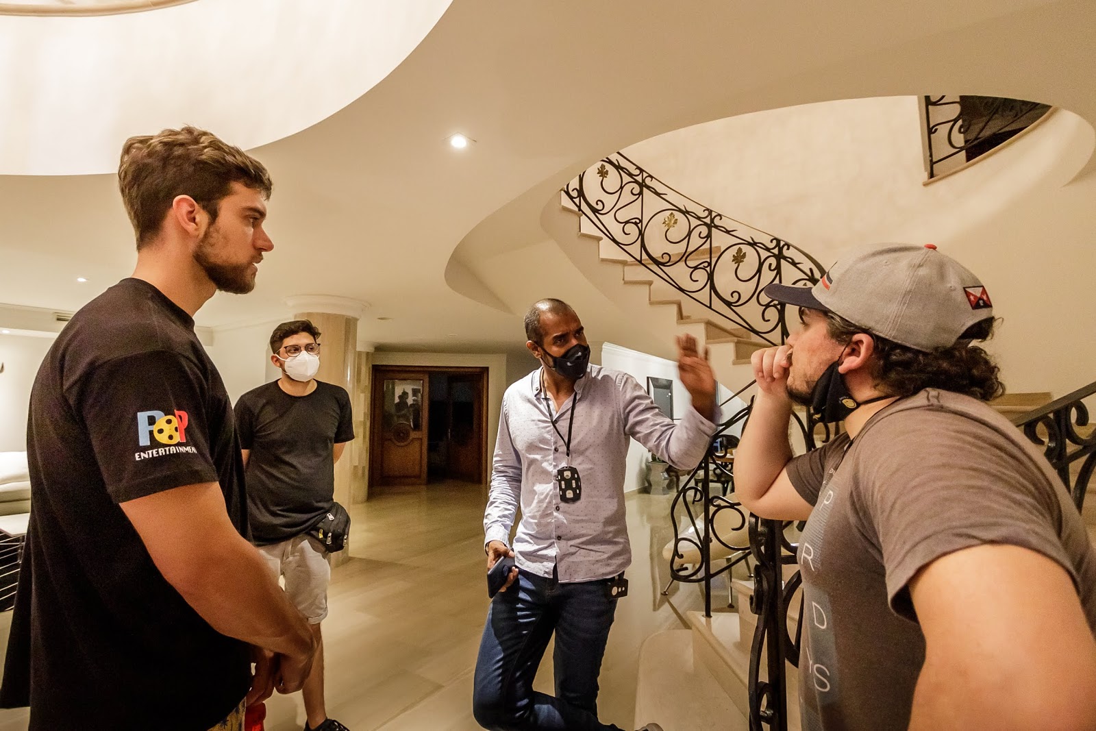 @LitzAlarcon Lenard Vanderaa junto al productor Euder Arce y el equipo de la película
