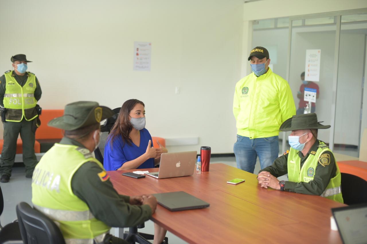 La directora del Sena en el Atlántico Jacqueline Rojas, reunida con agentes de la Policía Ambiental