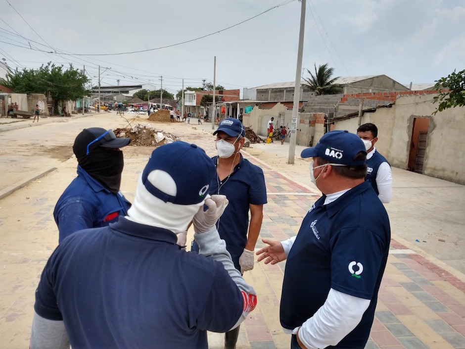 Funcionarios del Distrito coordinando labores de campo.