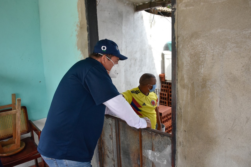 Inspeccionando las viviendas afectadas.