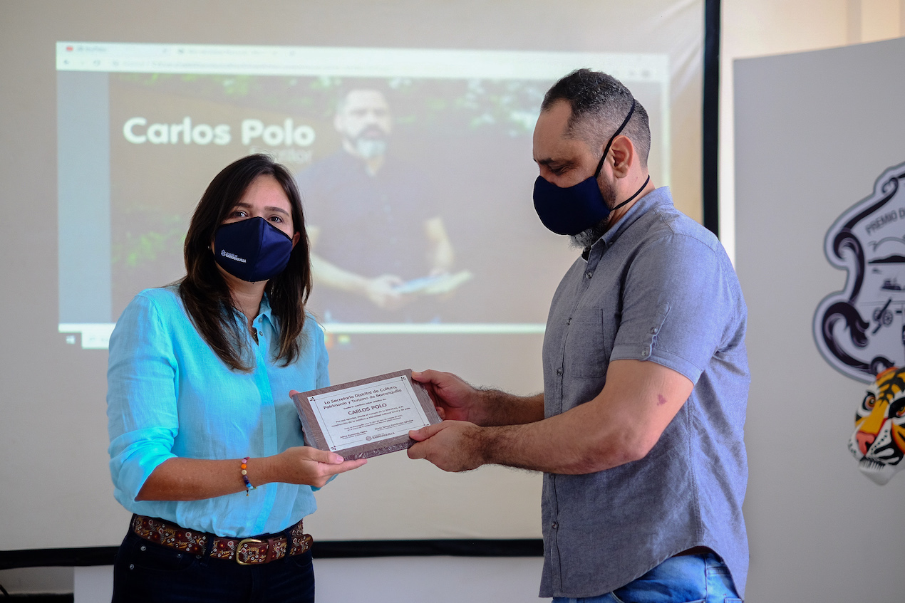 Alcaldía de Barranquilla El periodista y escritor Carlos Polo recibe el reconocimiento de la secretaria de Cultura, María Teresa Fernández.