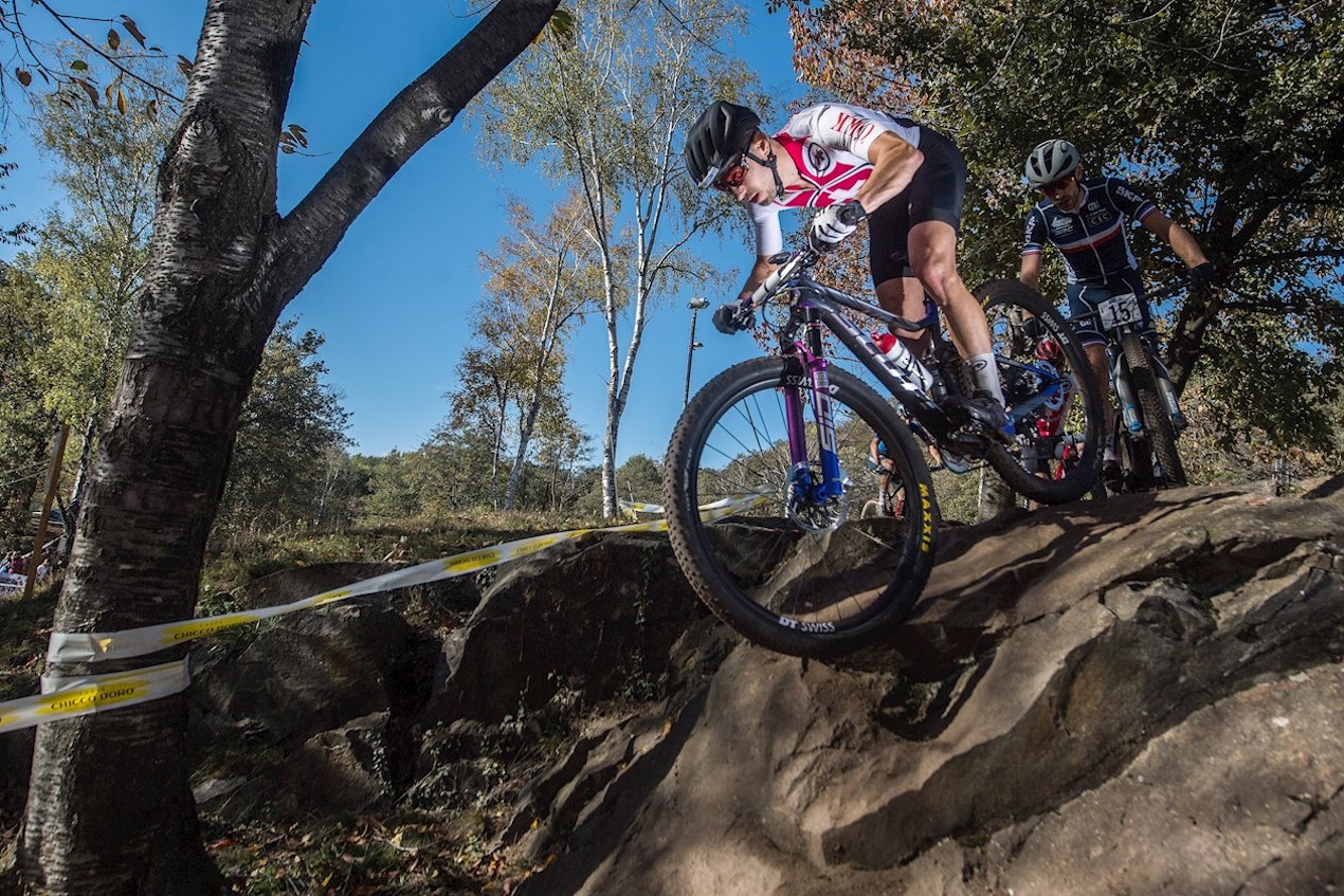  Campeonato de Europa de MTB 2020. El suizo Nino Schurter compite en la carrera de ciclismo de montaña de élite de cross country masculino, en Rivera, Suiza.