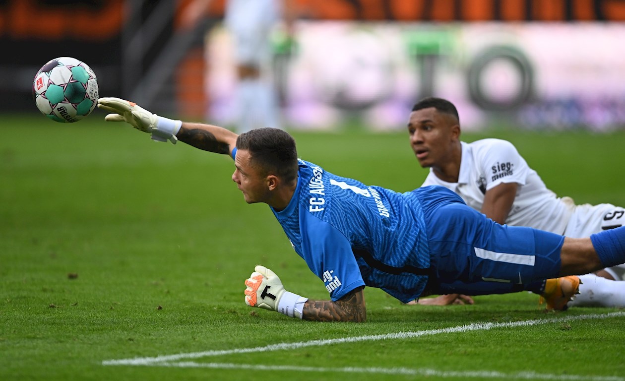  FC Augsburg vs RB Leipzig Bundesliga. El portero de Augsburg Rafal Gikiewicz (L) en acción durante el partido de fútbol de la Bundesliga alemana.