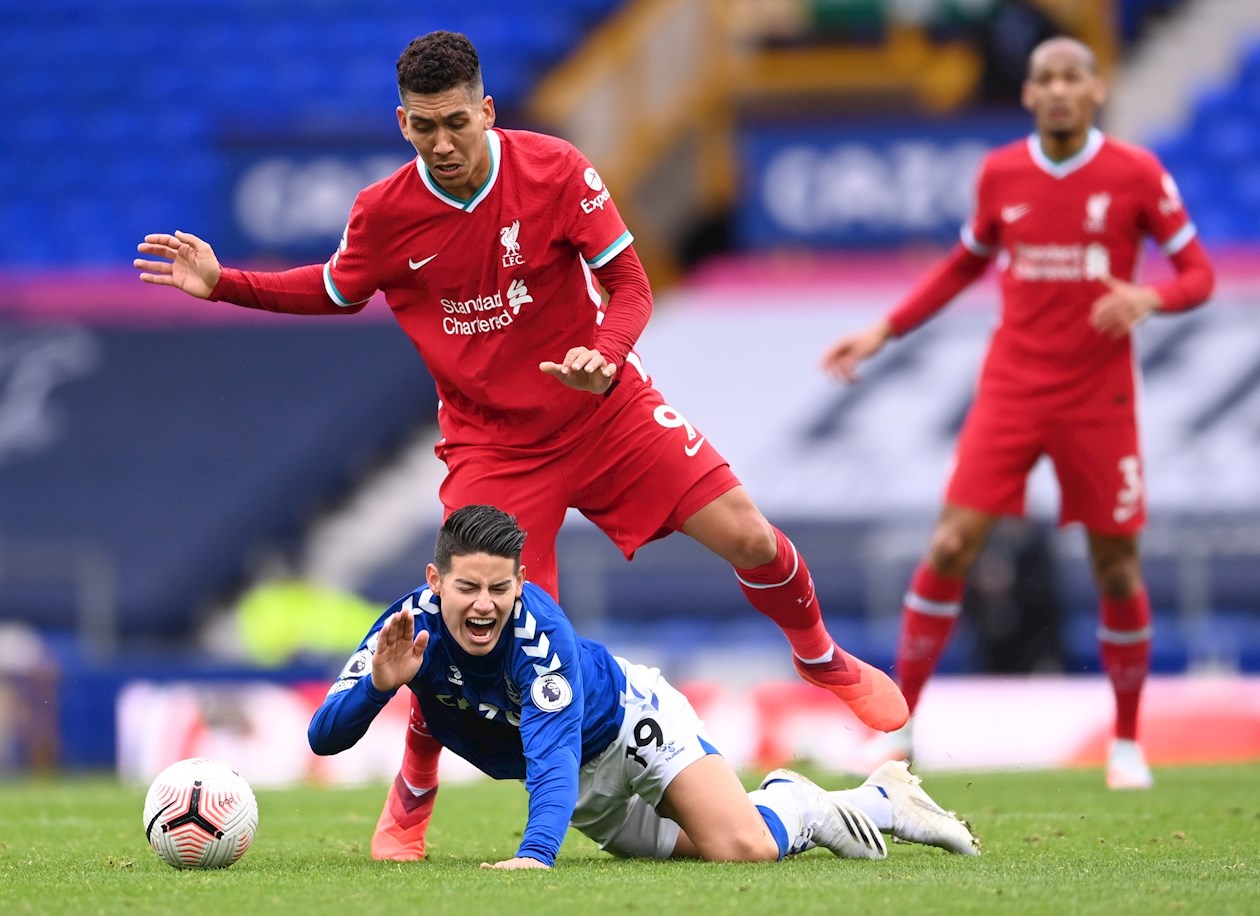 James Rodríguez de Everton (L) en acción contra Roberto Firmino de Liverpool (C) durante el partido de la Premier League inglesa entre Everton y Liverpool.