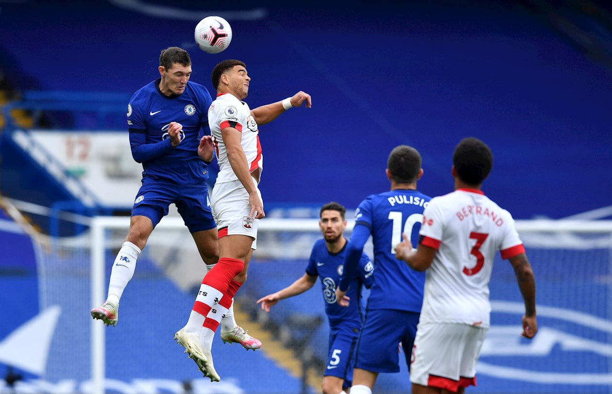 Liga Premier Chelsea vs Southampton. Andreas Christensen (L) de Chelsea en acción contra Che Adams de Southampton durante el partido de la Premier League inglesa en Londres, Gran Bretaña.