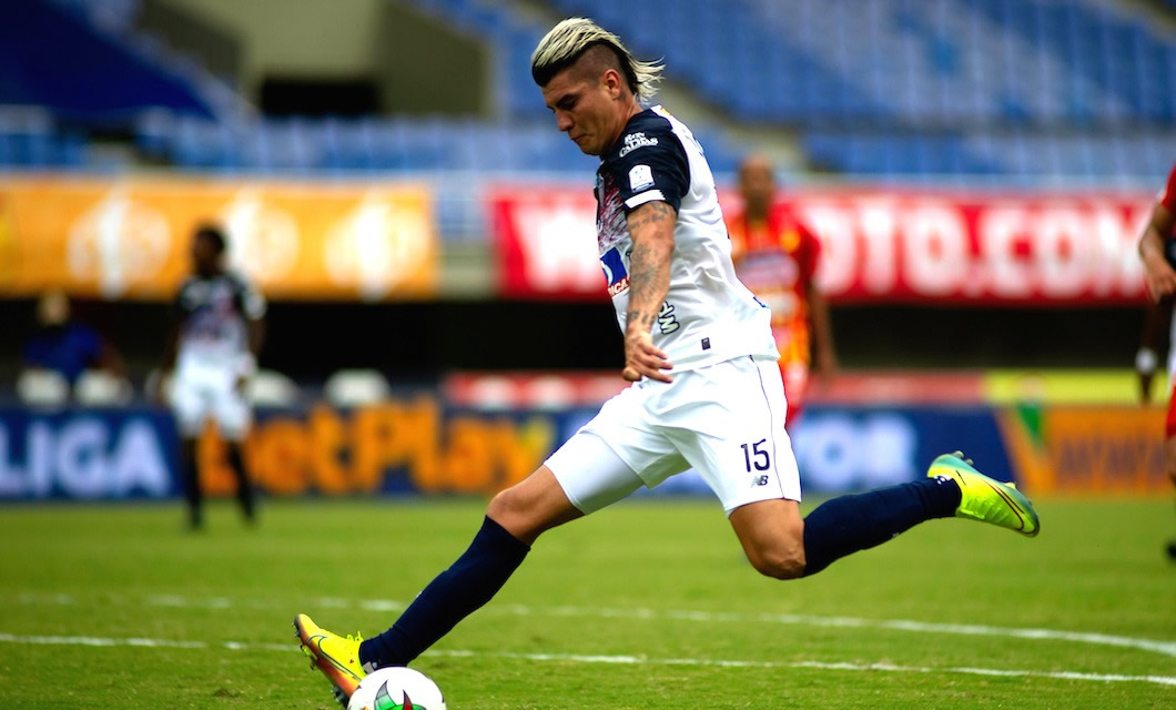 Michael Rangel rematando al arco de Daniel Fajardo.