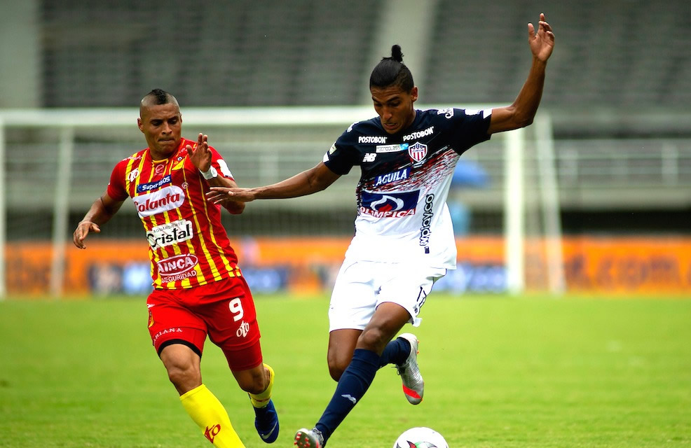 El lateral Gabriel Fuentes neutralizando la llegada de Diego Álvarez.