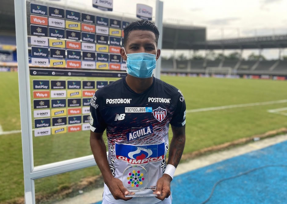 El volante James Sánchez escogido como la figura del partido: gol y asistencia para el segundo.