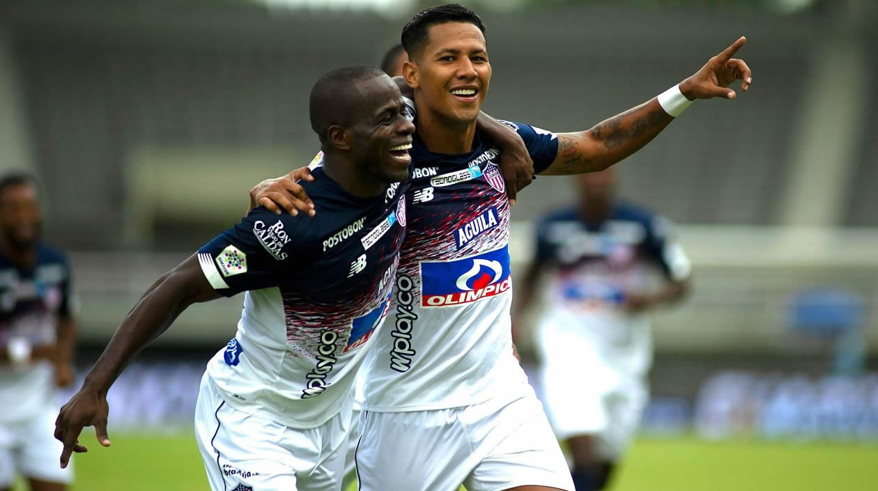 En solo 4 minutos, James Sánchez festejó con Carmelo Valencia. 